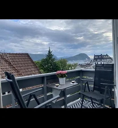 Med Sydvendt Balkong Alesund