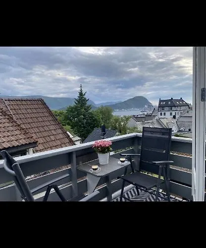 Med Sydvendt Balkong Lägenhet *